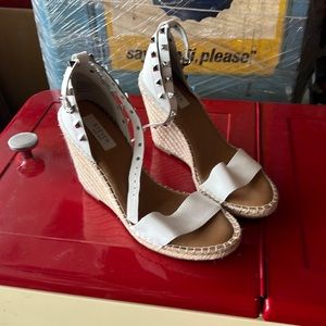 Steve Madden wedge. Hardly worn. Size 8.5 more like 8.